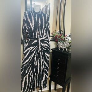 Muy Muy Stylish Black and White Button-Up Dress